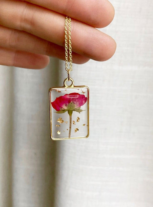 Real Rose pendant comes with golden chain